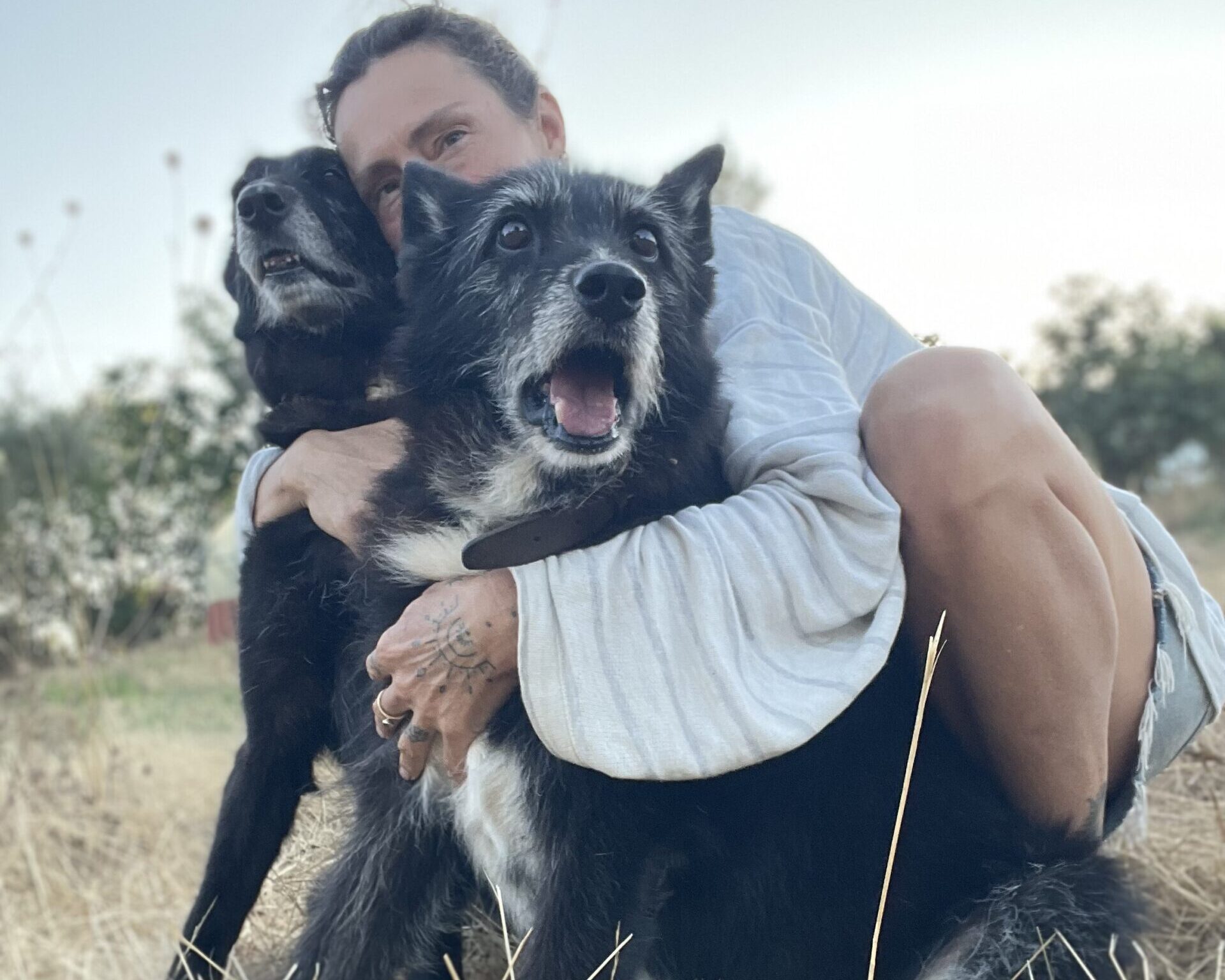 Anke mit ihren zwei alten Hunden Anke mit ihren zwei alten Hunden